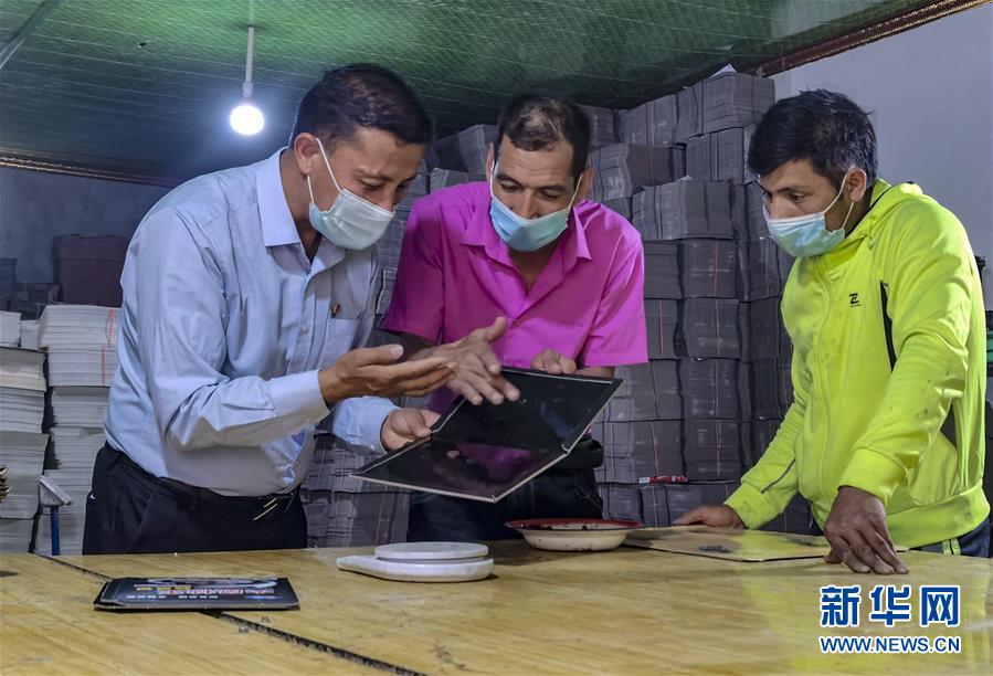 （決戰(zhàn)決勝脫貧攻堅&middot;圖文互動）（7）&ldquo;掃&rdquo;出脫貧路：南疆深貧村巧變&ldquo;創(chuàng)業(yè)村&rdquo;