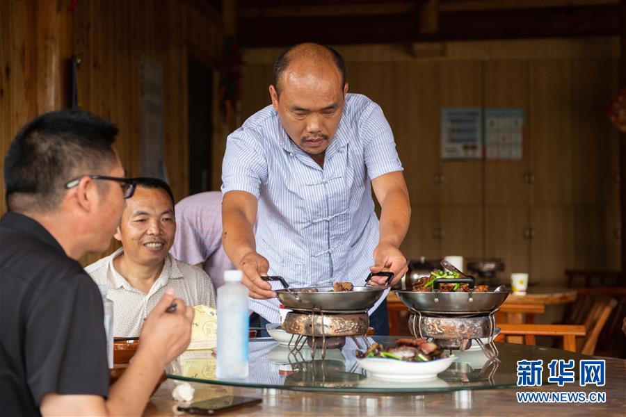 （新華全媒頭條&middot;走向我們的小康生活&middot;圖文互動(dòng)）（9）那山，那人，那苗寨&mdash;&mdash;十八洞村三代人的奮斗史