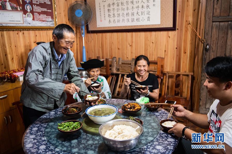 （新華全媒頭條&middot;走向我們的小康生活&middot;圖文互動(dòng)）（2）那山，那人，那苗寨&mdash;&mdash;十八洞村三代人的奮斗史