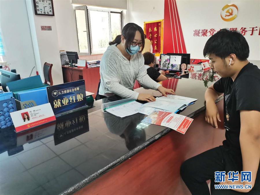 (新華網·圖文互動)(2)“就業(yè)紅娘”忙“牽線”