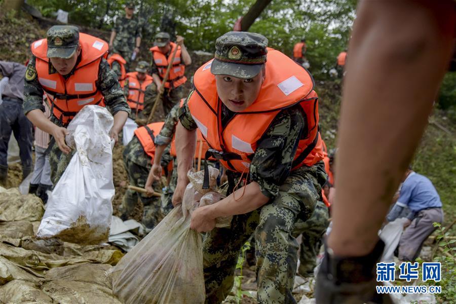 （防汛抗洪&middot;圖文互動）（6）洪水不退，子弟兵誓死不退&mdash;&mdash;解放軍和武警部隊官兵參與洪澇災害搶險救援記事