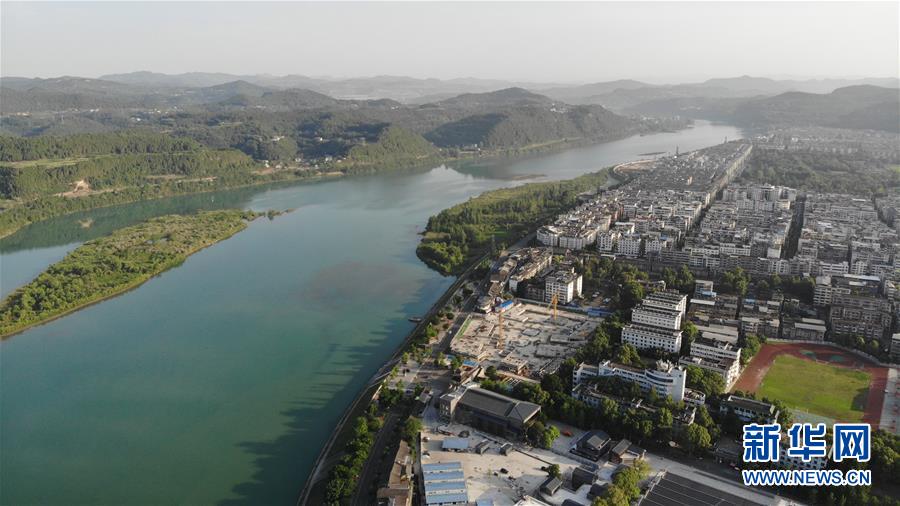 （新華全媒頭條&middot;走向我們的小康生活&middot;圖文互動）（7）奮斗繪就&ldquo;新天府&rdquo;&mdash;&mdash;川蜀大地干群&ldquo;戰(zhàn)貧&rdquo;軌跡掃描