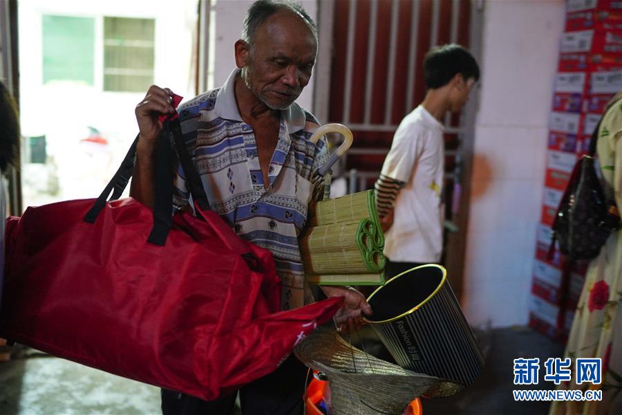 （在習(xí)近平新時代中國特色社會主義思想指引下&mdash;&mdash;新時代新作為新篇章&middot;習(xí)近平總書記關(guān)切事&middot;圖文互動）（3）遮風(fēng)雨 送安穩(wěn)&mdash;&mdash;受災(zāi)群眾轉(zhuǎn)移安置中的暖心故事