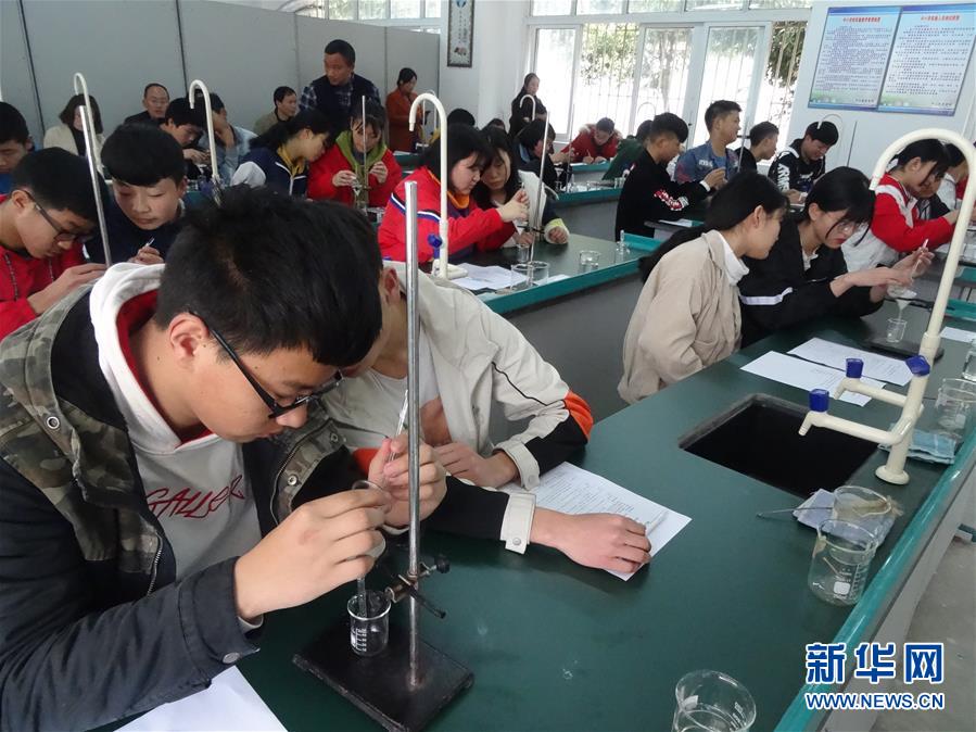 （新華全媒頭條&middot;圖文互動(dòng)）（5）&ldquo;美麗的中國(guó)夢(mèng)屬于你們&rdquo;&mdash;&mdash;以習(xí)近平同志為核心的黨中央關(guān)心少年兒童工作紀(jì)實(shí)