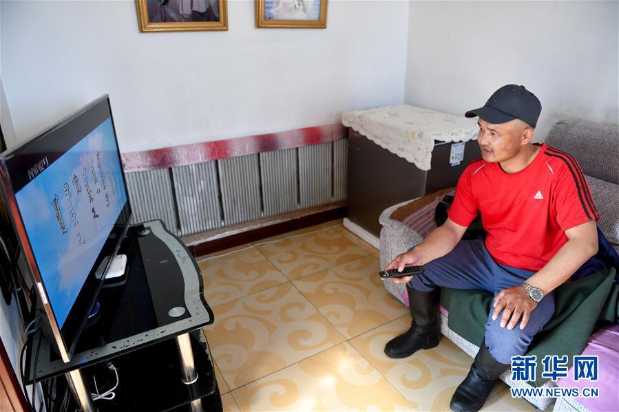 （走向我們的小康生活&middot;圖文互動(dòng)）（3）草原有了網(wǎng)，手機(jī)能放羊&mdash;&mdash;看呼倫貝爾大草原牧民生活變了樣 