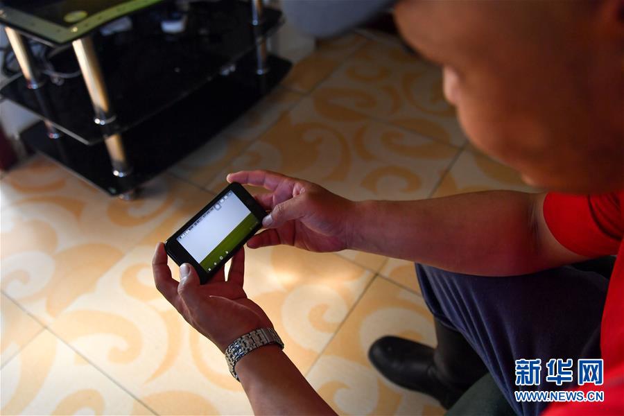 （走向我們的小康生活&middot;圖文互動(dòng)）（4）草原有了網(wǎng)，手機(jī)能放羊&mdash;&mdash;看呼倫貝爾大草原牧民生活變了樣 