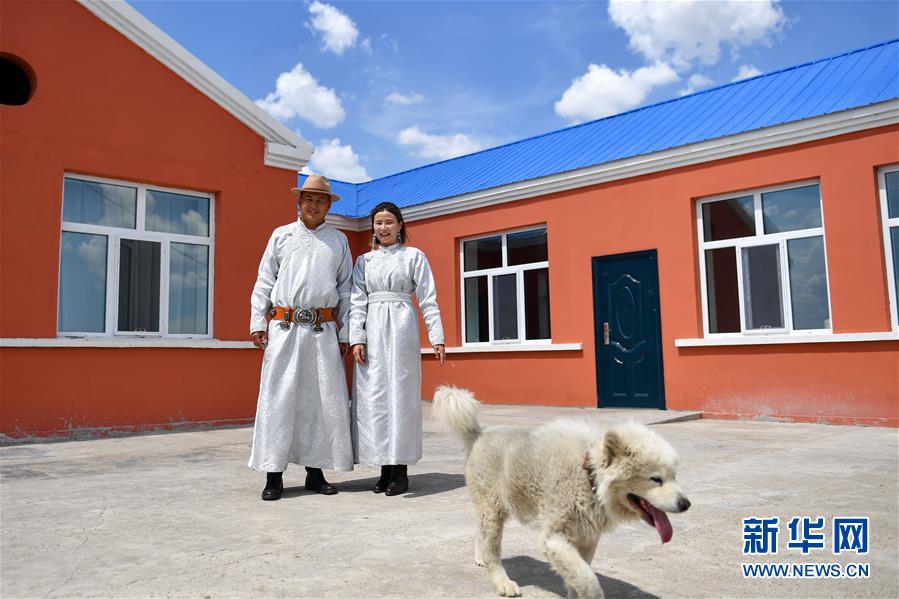 （走向我們的小康生活&middot;圖文互動(dòng)）（6）草原有了網(wǎng)，手機(jī)能放羊&mdash;&mdash;看呼倫貝爾大草原牧民生活變了樣 