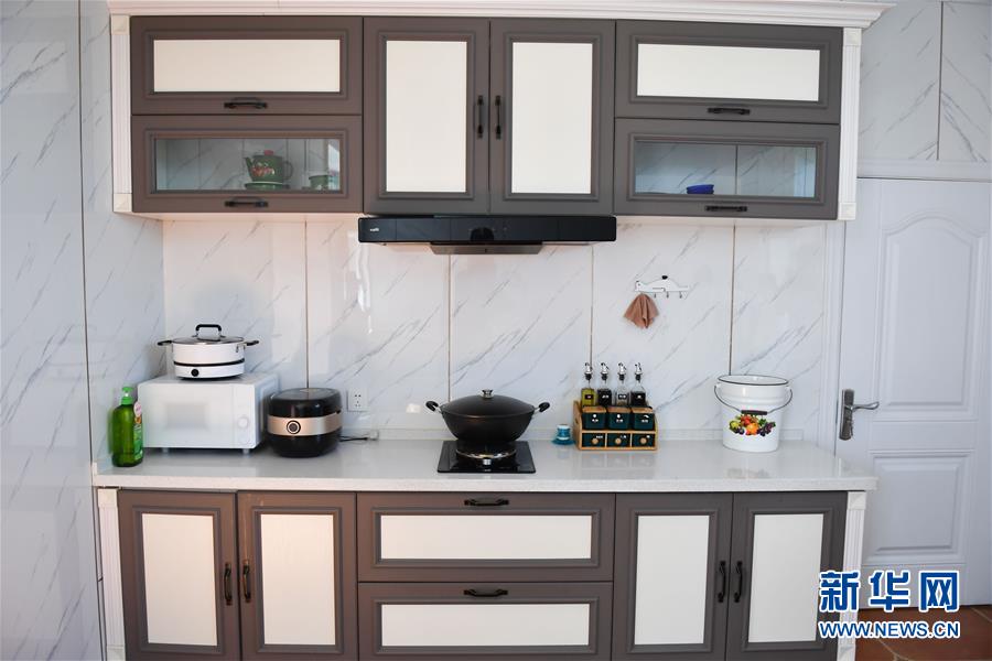 （走向我們的小康生活&middot;圖文互動(dòng)）（7）草原有了網(wǎng)，手機(jī)能放羊&mdash;&mdash;看呼倫貝爾大草原牧民生活變了樣 