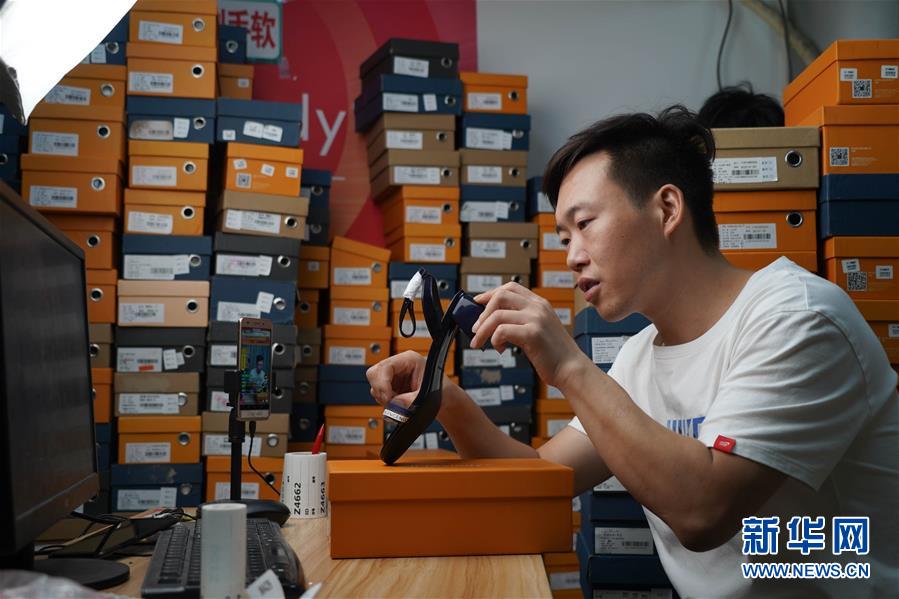 （民生直通車&middot;圖文互動(dòng)）（1）生產(chǎn)線&ldquo;突圍&rdquo; 創(chuàng)新領(lǐng)跑&ldquo;下一站&rdquo;&mdash;&mdash;&ldquo;中國女鞋之都&rdquo;轉(zhuǎn)型升級(jí)之路