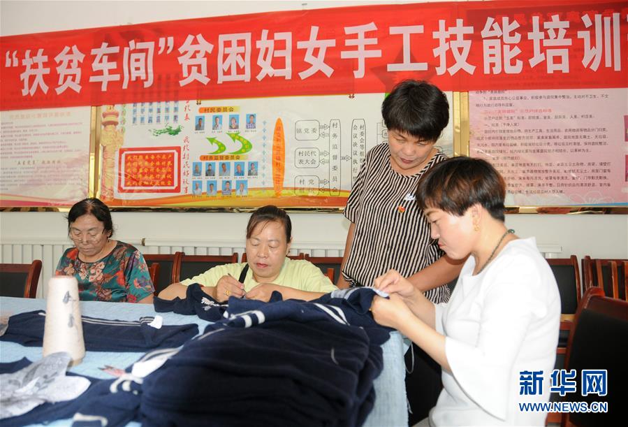 （決戰(zhàn)決勝脫貧攻堅(jiān)&middot;圖文互動(dòng)）（1）內(nèi)蒙古河套：一雙巧手、一副棒針、一團(tuán)毛線打造貧困戶&ldquo;炕頭經(jīng)濟(jì)&rdquo;