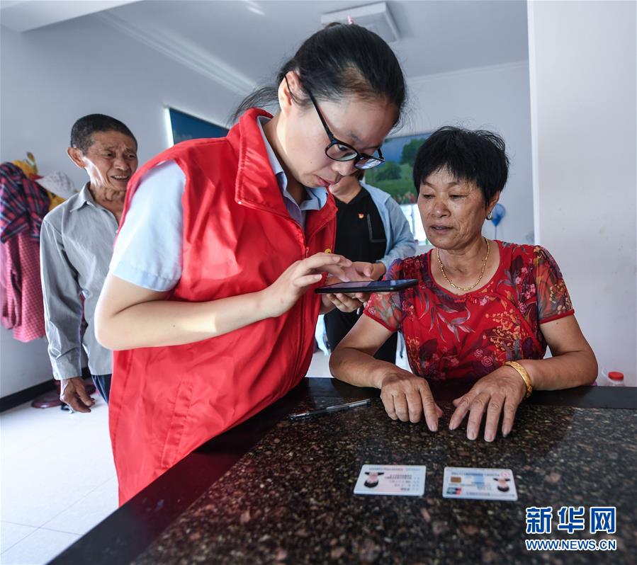 （新華全媒頭條&middot;總書記推動的改革身邊事&middot;行政體制改革篇&middot;圖文互動）（5）特寫：追問&ldquo;一件事&rdquo;