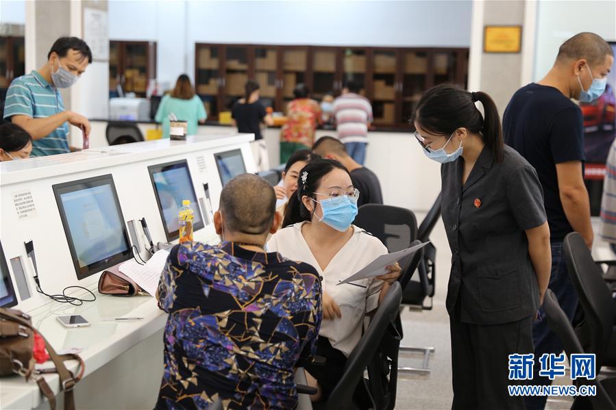 （總書記推動(dòng)的改革身邊事&middot;司法改革篇&middot;圖文互動(dòng)）（1）特寫：打官司不再難&mdash;&mdash;基層法院親歷立案登記