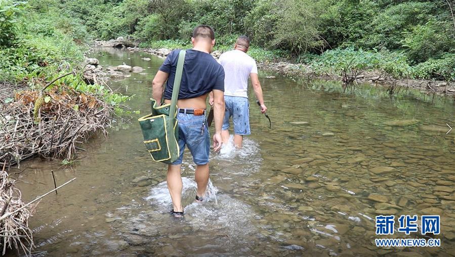 （高溫下的勞動(dòng)者&middot;圖文互動(dòng)）（1）高溫襲來，他們用雙手守護(hù)貧困大山