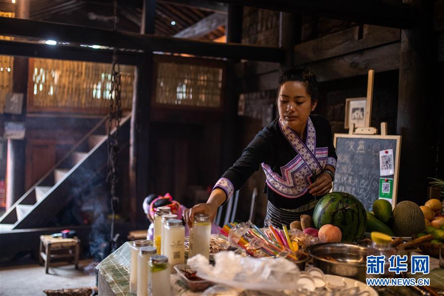 (決戰(zhàn)決勝脫貧攻堅·圖文互動)(3)眼前的生活就是詩和遠(yuǎn)方——藝術(shù)引領(lǐng)云南傣族山村蝶變