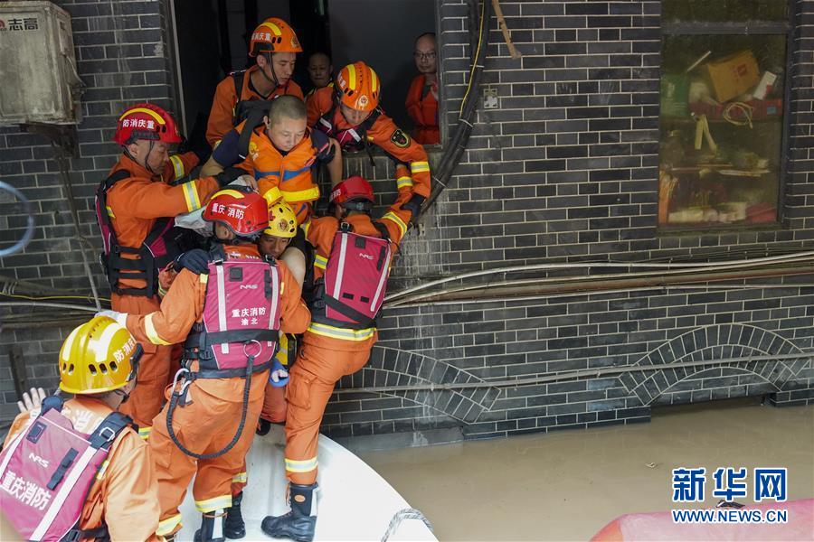 （防汛抗洪）（1）重慶：救援！在被洪水漫過的街巷之間