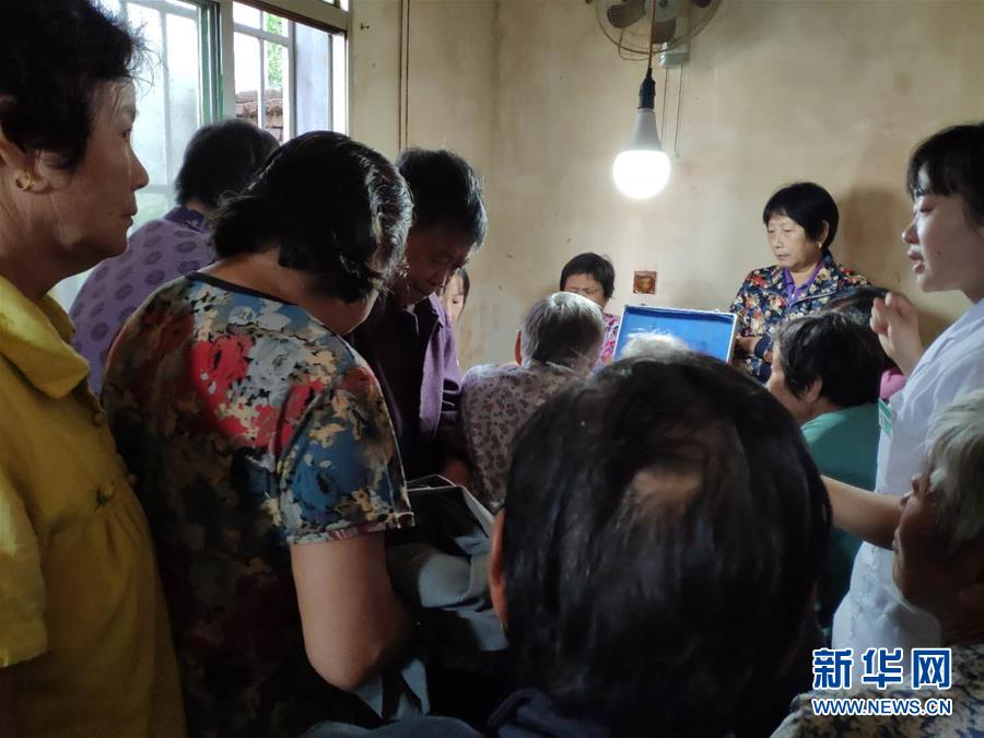 (總書(shū)記推動(dòng)的改革身邊事·醫(yī)療改革篇·圖文互動(dòng))(2)特寫(xiě):“坐堂醫(yī)生”變身“健康管家”——一個(gè)鄉(xiāng)鎮(zhèn)家庭醫(yī)生團(tuán)隊(duì)的診療記錄