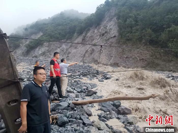 工作人員正在查勘泥石流災情。　劉偉建 攝