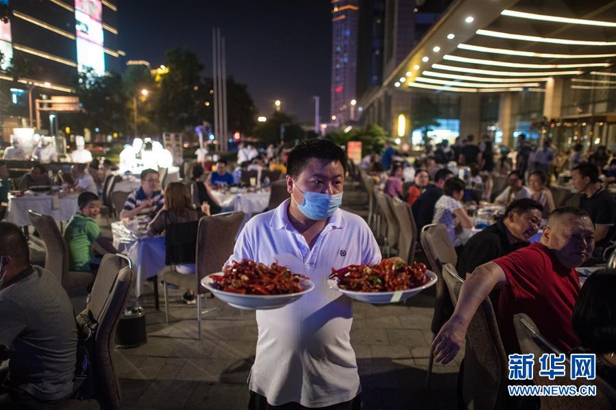 （在習(xí)近平新時代中國特色社會主義思想指引下&mdash;&mdash;新時代新作為新篇章&middot;習(xí)近平總書記關(guān)切事&middot;圖文互動）（4）消費回暖市聲新&mdash;&mdash;內(nèi)需動力不斷釋放的市場觀察