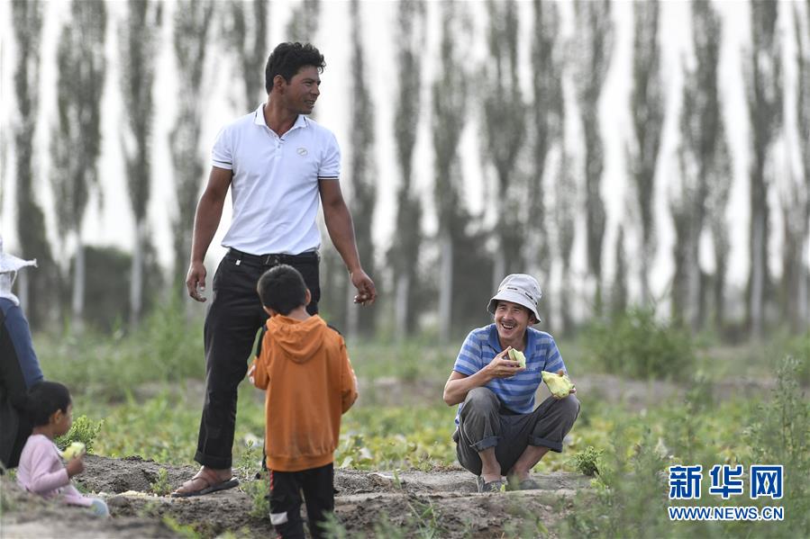 （決戰(zhàn)決勝脫貧攻堅&middot;圖文互動）（1）&ldquo;窮&rdquo;鄉(xiāng)富戶的販瓜生意經