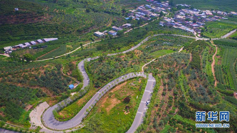 （新華全媒頭條&middot;走向我們的小康生活&middot;圖文互動(dòng)）（1）長(zhǎng)城腳下，小康村串成&ldquo;珍珠鏈&rdquo;
