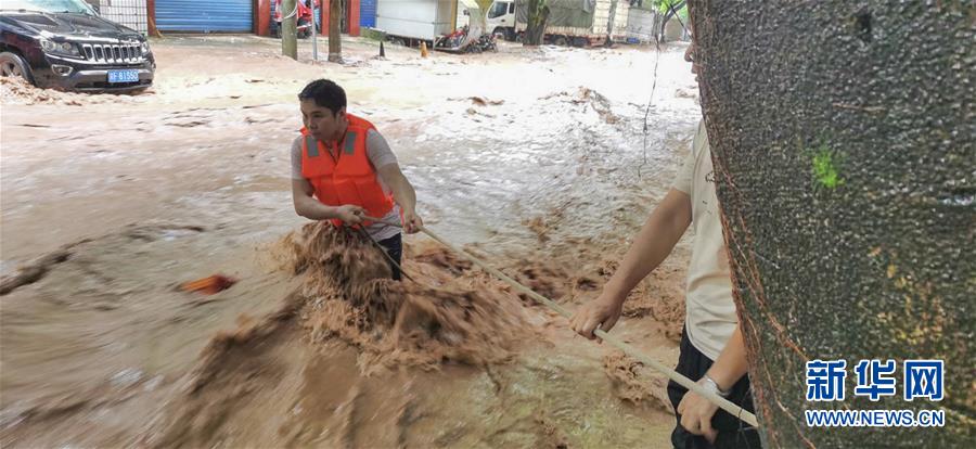 （在習(xí)近平新時(shí)代中國(guó)特色社會(huì)主義思想指引下&mdash;&mdash;新時(shí)代新作為新篇章&middot;習(xí)近平總書(shū)記關(guān)切事&middot;圖文互動(dòng)）（3）洪峰浪尖，鮮紅的黨旗高高飄揚(yáng)&mdash;&mdash;記防汛抗洪一線(xiàn)的共產(chǎn)黨員
