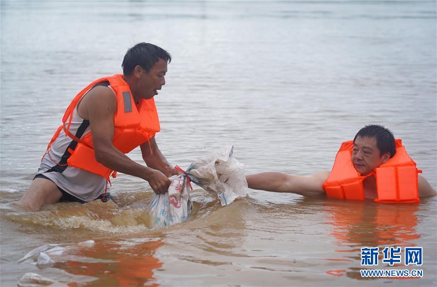 （在習(xí)近平新時(shí)代中國(guó)特色社會(huì)主義思想指引下&mdash;&mdash;新時(shí)代新作為新篇章&middot;習(xí)近平總書(shū)記關(guān)切事&middot;圖文互動(dòng)）（5）洪峰浪尖，鮮紅的黨旗高高飄揚(yáng)&mdash;&mdash;記防汛抗洪一線(xiàn)的共產(chǎn)黨員