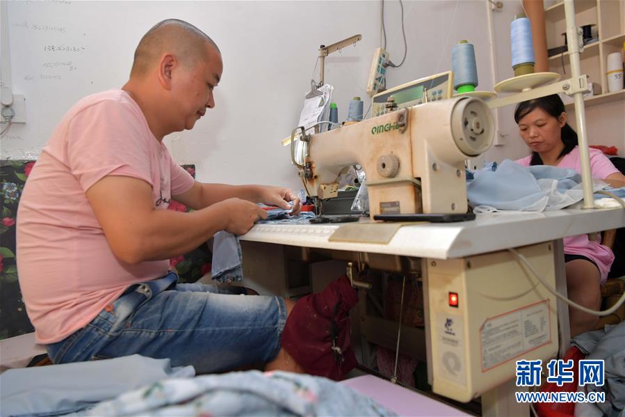 （走向我們的小康生活&middot;圖文互動）（1）&ldquo;一件衣裳&rdquo;，藏著脫貧致富新天地