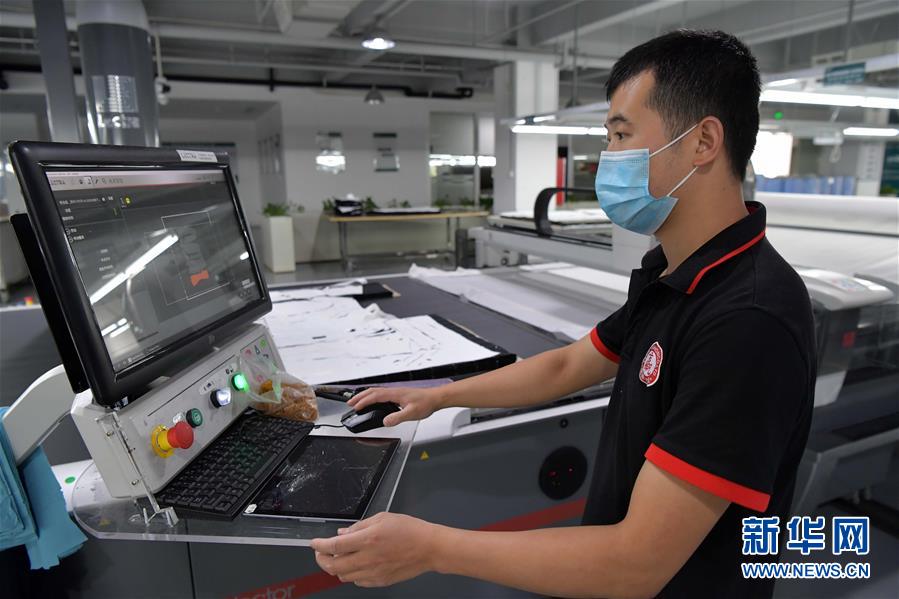 （走向我們的小康生活&middot;圖文互動）（6）&ldquo;一件衣裳&rdquo;，藏著脫貧致富新天地