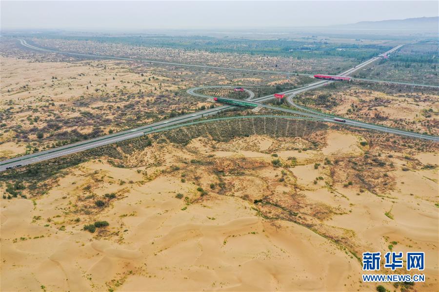 （在習近平新時代中國特色社會主義思想指引下&mdash;&mdash;新時代新作為新篇章&middot;習近平總書記關(guān)切事&middot;圖文互動）（11）綠意，在黃沙中鋪展&mdash;&mdash;我國防沙治沙紀實