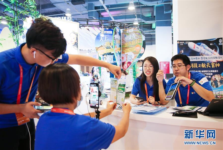 （新華全媒頭條&middot;圖文互動）（12）奮斗結(jié)碩果，再寫新篇章&mdash;&mdash;寫在共和國71周年華誕之際