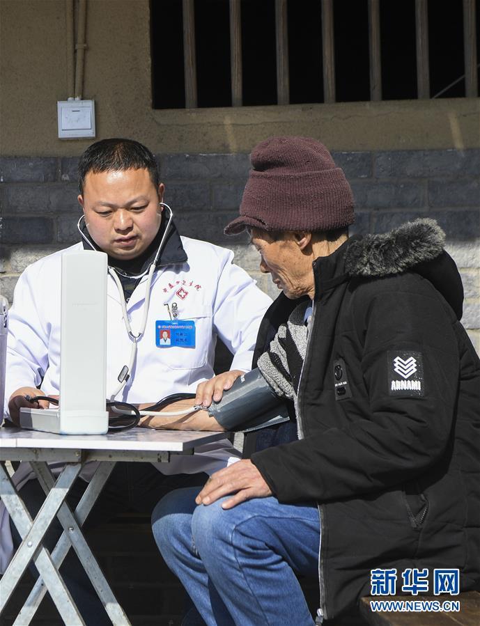 （習(xí)近平的小康故事&middot;新華網(wǎng)&middot;圖文互動(dòng)）（5）&ldquo;真正解決好基層群眾看病難、看病貴問題&rdquo;&mdash;&mdash;習(xí)近平和群眾健康的故事