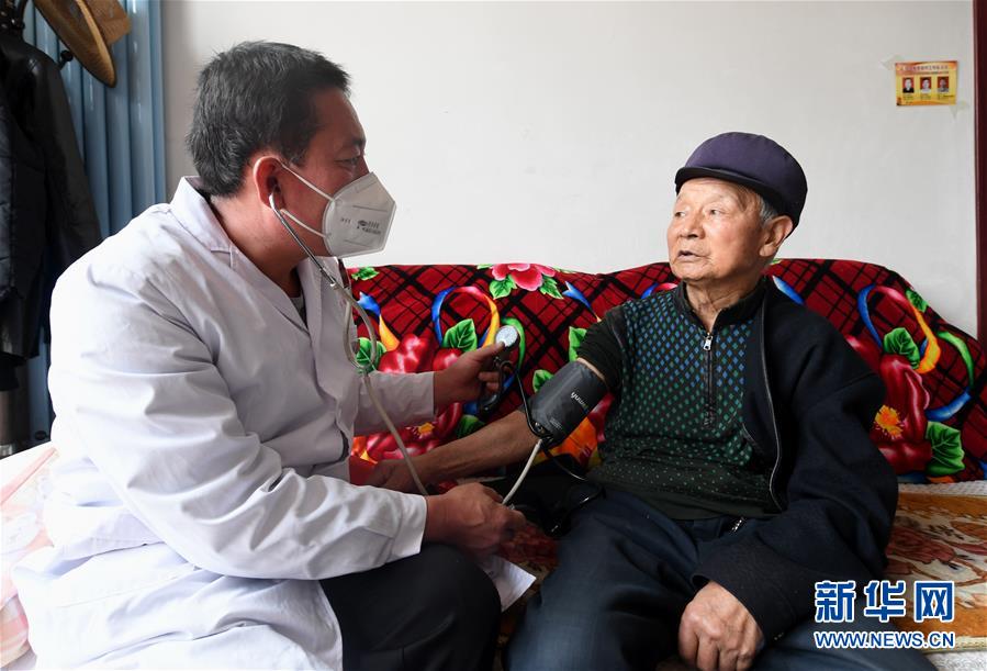 （習(xí)近平的小康故事&middot;新華網(wǎng)&middot;圖文互動(dòng)）（2）&ldquo;真正解決好基層群眾看病難、看病貴問題&rdquo;&mdash;&mdash;習(xí)近平和群眾健康的故事