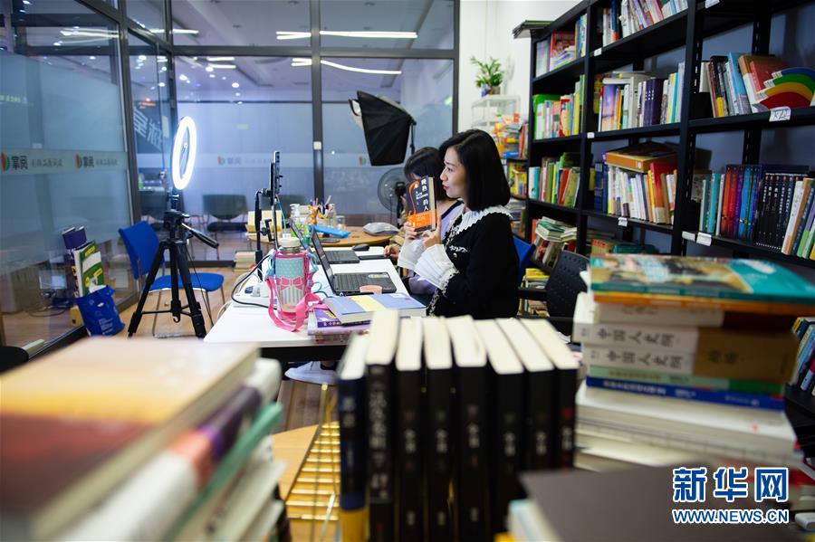(新華全媒頭條·圖文互動(dòng))(3)我們都是讀者——促進(jìn)全民閱讀 構(gòu)建書(shū)香社會(huì)