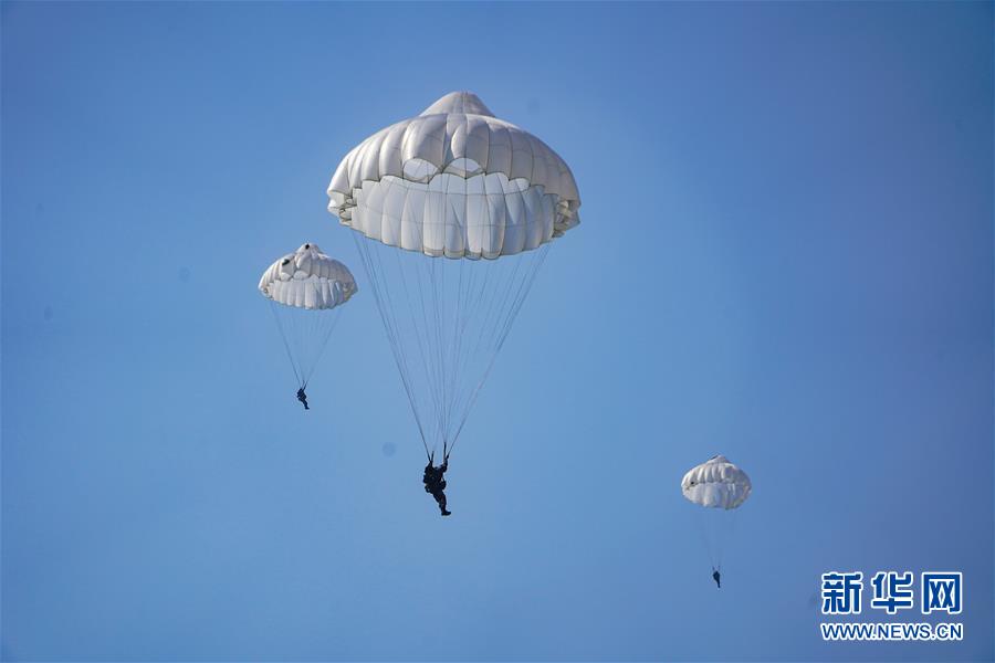 （在習(xí)近平強軍思想指引下&middot;我們在戰(zhàn)位報告&middot;圖文互動）（2）朵朵傘花綻放，勝戰(zhàn)精兵天降&mdash;&mdash;空降兵部隊某旅教導(dǎo)員余海龍帶領(lǐng)官兵傳承黃繼光精神記事