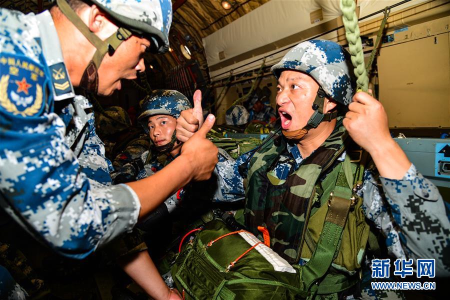 （在習(xí)近平強軍思想指引下&middot;我們在戰(zhàn)位報告&middot;圖文互動）（3）朵朵傘花綻放，勝戰(zhàn)精兵天降&mdash;&mdash;空降兵部隊某旅教導(dǎo)員余海龍帶領(lǐng)官兵傳承黃繼光精神記事