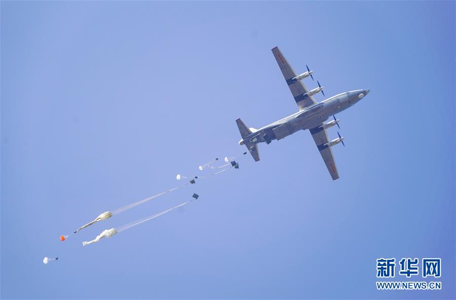 （在習(xí)近平強軍思想指引下&middot;我們在戰(zhàn)位報告&middot;圖文互動）（4）朵朵傘花綻放，勝戰(zhàn)精兵天降&mdash;&mdash;空降兵部隊某旅教導(dǎo)員余海龍帶領(lǐng)官兵傳承黃繼光精神記事