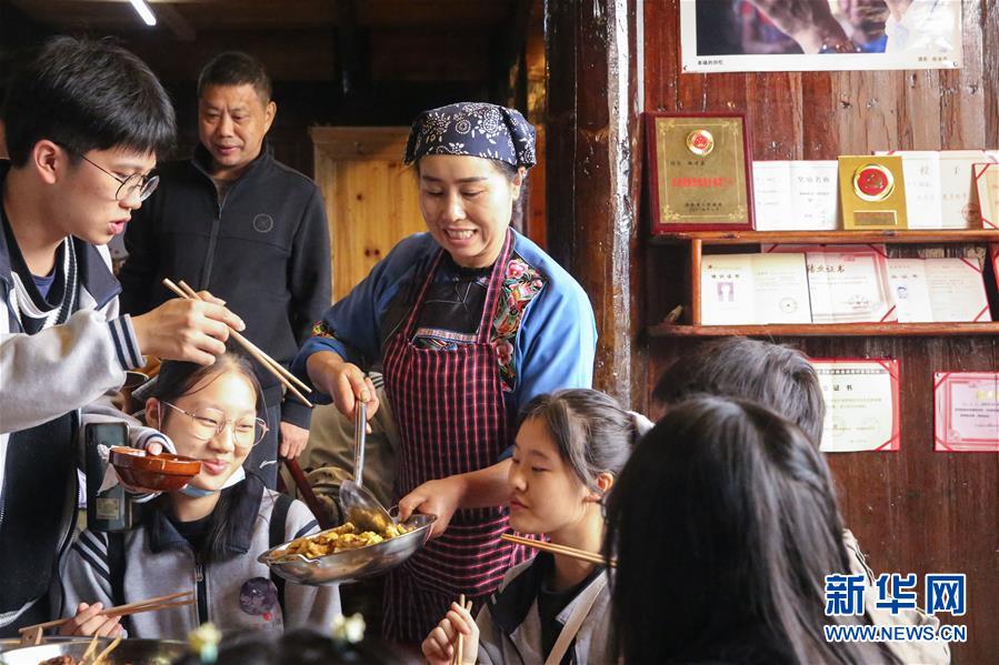 （在習(xí)近平新時代中國特色社會主義思想指引下&mdash;&mdash;新時代新作為新篇章&middot;習(xí)近平總書記關(guān)切事&middot;圖文互動）（4）精準扶貧7年，十八洞村&ldquo;長&rdquo;出10余種新職業(yè)