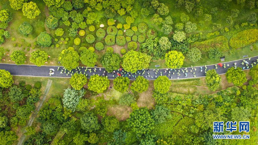 (新華全媒頭條·圖文互動(dòng))(17)歷史交匯點(diǎn)上的宏偉藍(lán)圖——《中共中央關(guān)于制定國民經(jīng)濟(jì)和社會發(fā)展第十四個(gè)五年規(guī)劃和二〇三五年遠(yuǎn)景目標(biāo)的建議》誕生記