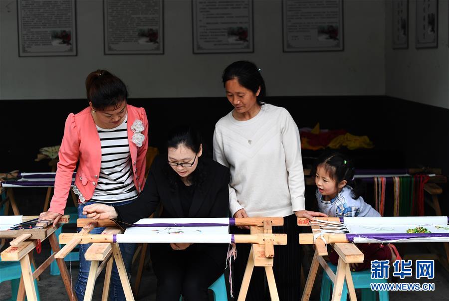 （兩會人物&middot;圖文互動）（1）帶娃、賺錢兩不誤&mdash;&mdash;一位農(nóng)民工代表眼中的脫貧新工作