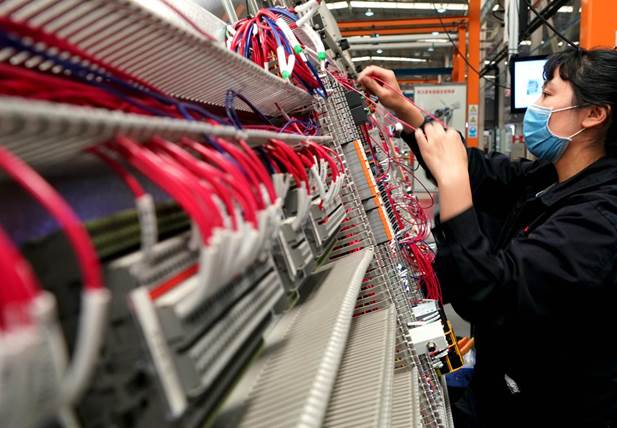 4月21日，在位于河南省許昌市的許繼電氣股份有限公司內(nèi)，工作人員在生產(chǎn)線上作業(yè)。新華社記者李安攝