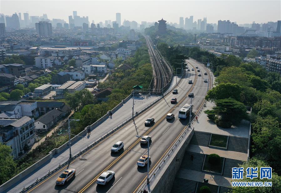 （新華全媒頭條&middot;圖文互動(dòng)）（13）從人民中汲取磅礴力量&mdash;&mdash;習(xí)近平總書記同出席2020年全國兩會(huì)人大代表、政協(xié)委員共商國是紀(jì)實(shí)