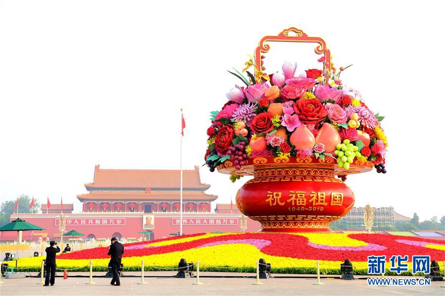 （圖文互動(dòng)）（2）7小時(shí)組裝！18米高巨型&ldquo;花果籃&rdquo;亮相天安門(mén)廣場(chǎng)