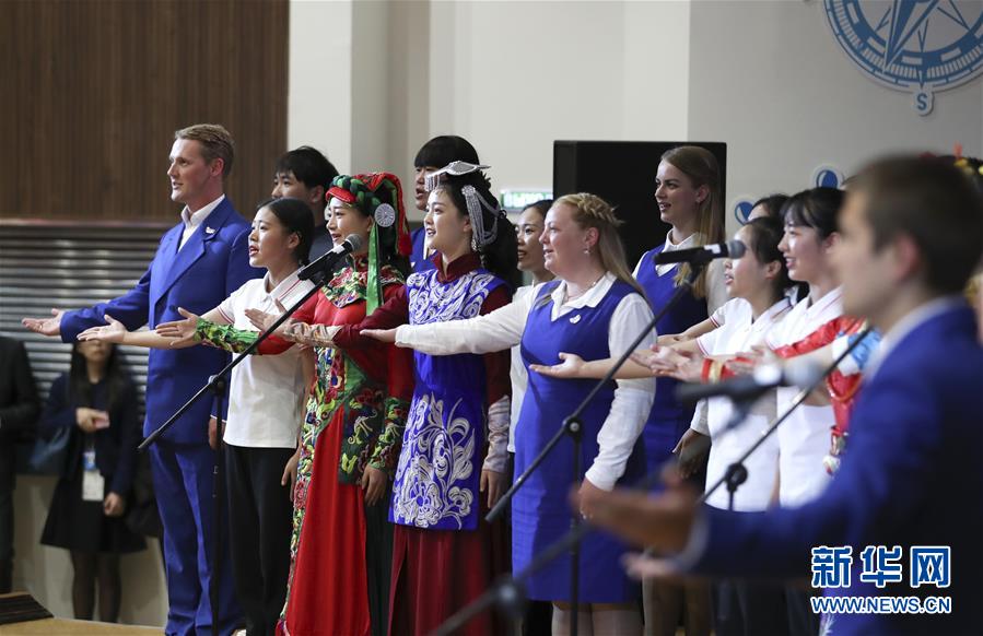 (新華全媒頭條·出訪(fǎng)·圖文互動(dòng))(3)你的目光我的暖——記習(xí)近平主席訪(fǎng)問(wèn)“海洋”全俄兒童中心