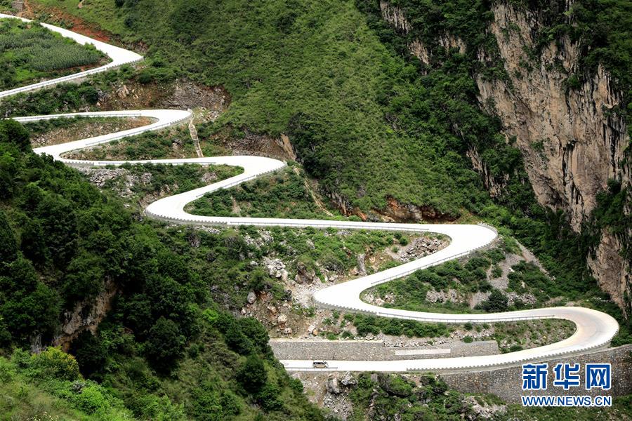 （在習(xí)近平新時(shí)代中國特色社會主義思想指引下&mdash;&mdash;新時(shí)代新作為新篇章&middot;總書記關(guān)心的百姓身邊事&middot;圖文互動）（2）&ldquo;四好農(nóng)村路&rdquo;：通向幸福，通向遠(yuǎn)方