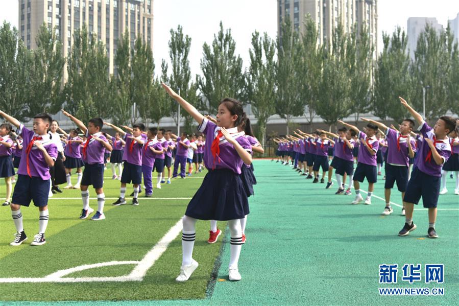 （體育&middot;圖文互動）（1）（在習(xí)近平新時代中國特色社會主義思想指引下&mdash;&mdash;新時代新作為新篇章&middot;總書記關(guān)心的百姓身邊事）奔跑吧，少年！&mdash;&mdash;體育讓孩子們插上強壯的翅膀（配本社同題文字稿）