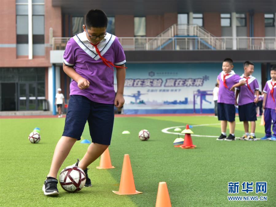 （體育&middot;圖文互動）（2）（在習(xí)近平新時代中國特色社會主義思想指引下&mdash;&mdash;新時代新作為新篇章&middot;總書記關(guān)心的百姓身邊事）奔跑吧，少年！&mdash;&mdash;體育讓孩子們插上強壯的翅膀（配本社同題文字稿）