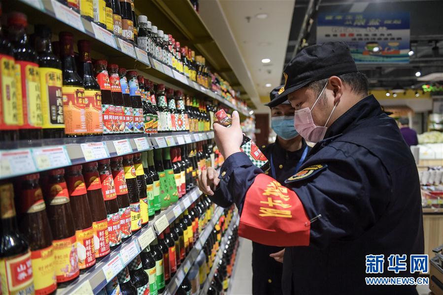 （在習(xí)近平新時(shí)代中國(guó)特色社會(huì)主義思想指引下&mdash;&mdash;新時(shí)代新作為新篇章&middot;習(xí)近平總書記關(guān)切事）（1）&ldquo;平凡英雄&rdquo;的力量&mdash;&mdash;致敬堅(jiān)守戰(zhàn)&ldquo;疫&rdquo;一線的社區(qū)工作者 