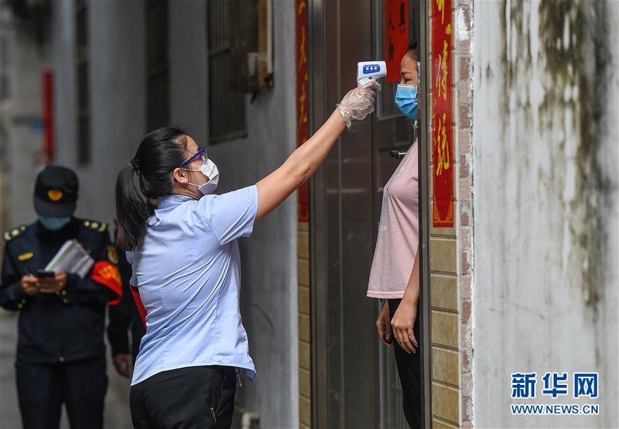 （在習(xí)近平新時(shí)代中國(guó)特色社會(huì)主義思想指引下&mdash;&mdash;新時(shí)代新作為新篇章&middot;習(xí)近平總書記關(guān)切事）（3）&ldquo;平凡英雄&rdquo;的力量&mdash;&mdash;致敬堅(jiān)守戰(zhàn)&ldquo;疫&rdquo;一線的社區(qū)工作者 