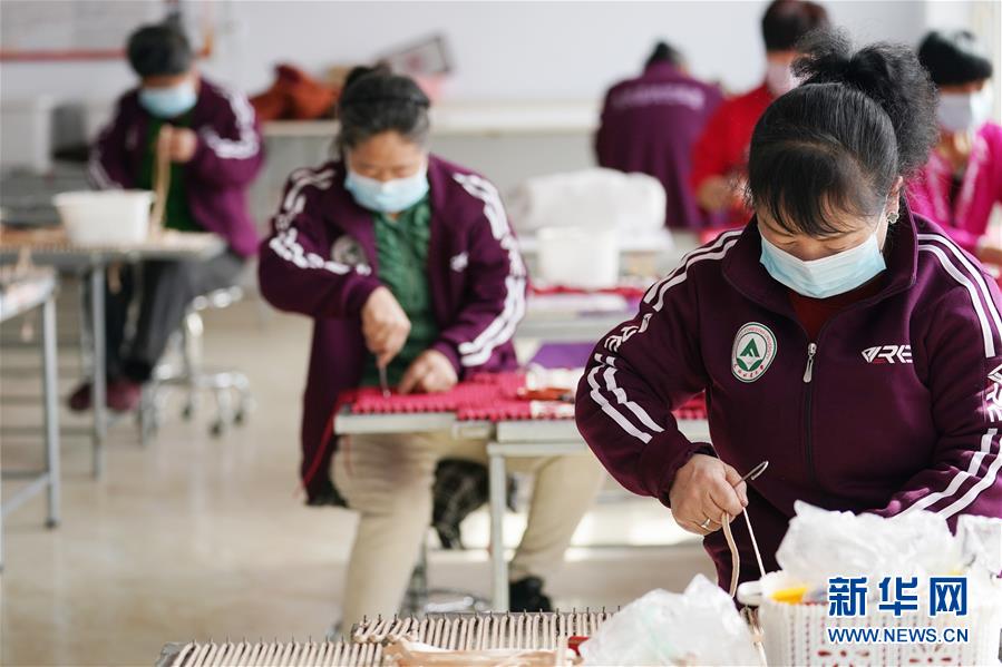 （在習近平新時代中國特色社會主義思想指引下&mdash;&mdash;新時代新作為新篇章&middot;習近平總書記關切事&middot;圖文互動）（4）讓貧困勞動力端穩(wěn)就業(yè)的&ldquo;飯碗&rdquo;&mdash;&mdash;各地就業(yè)扶貧不松勁鞏固脫貧成果