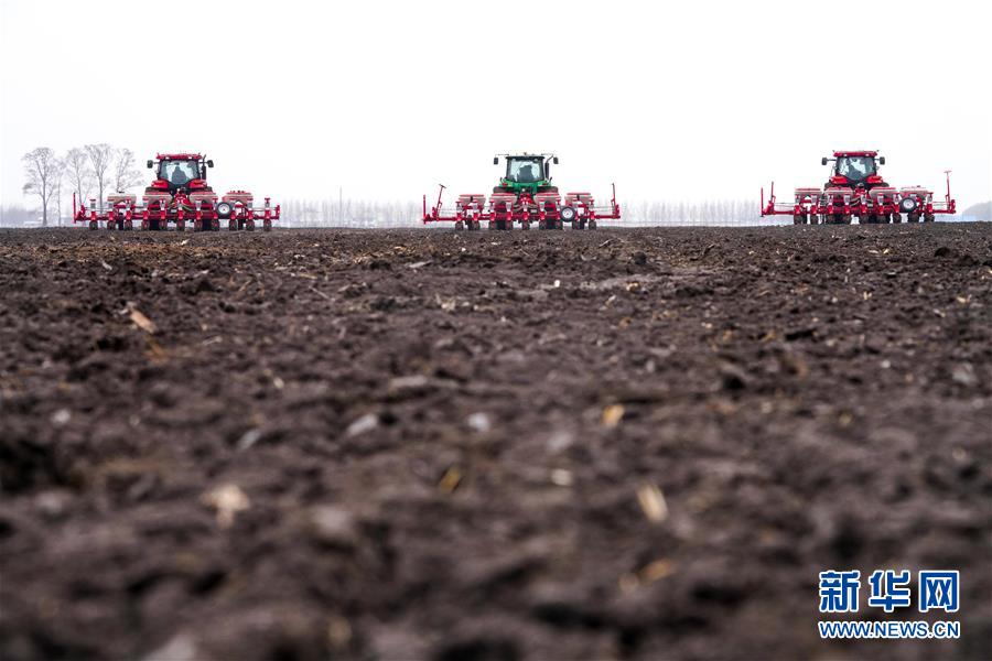 （在習近平新時代中國特色社會主義思想指引下&mdash;&mdash;新時代新作為新篇章&middot;習近平總書記關(guān)切事&middot;圖文互動）（2）讓農(nóng)民挑上&ldquo;金扁擔&rdquo;&mdash;&mdash;農(nóng)業(yè)現(xiàn)代化的生動實踐掃描